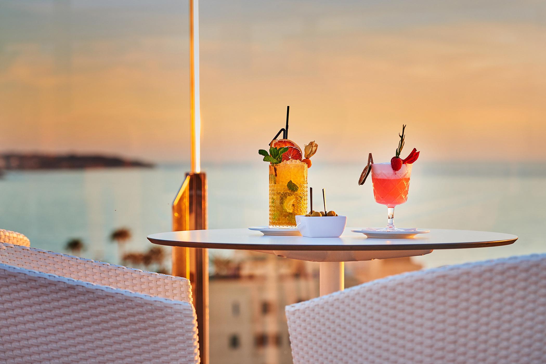 Hipotels Playa De Palma Palace&Spa (Adults Only) Екстериор снимка Cocktails at the bar